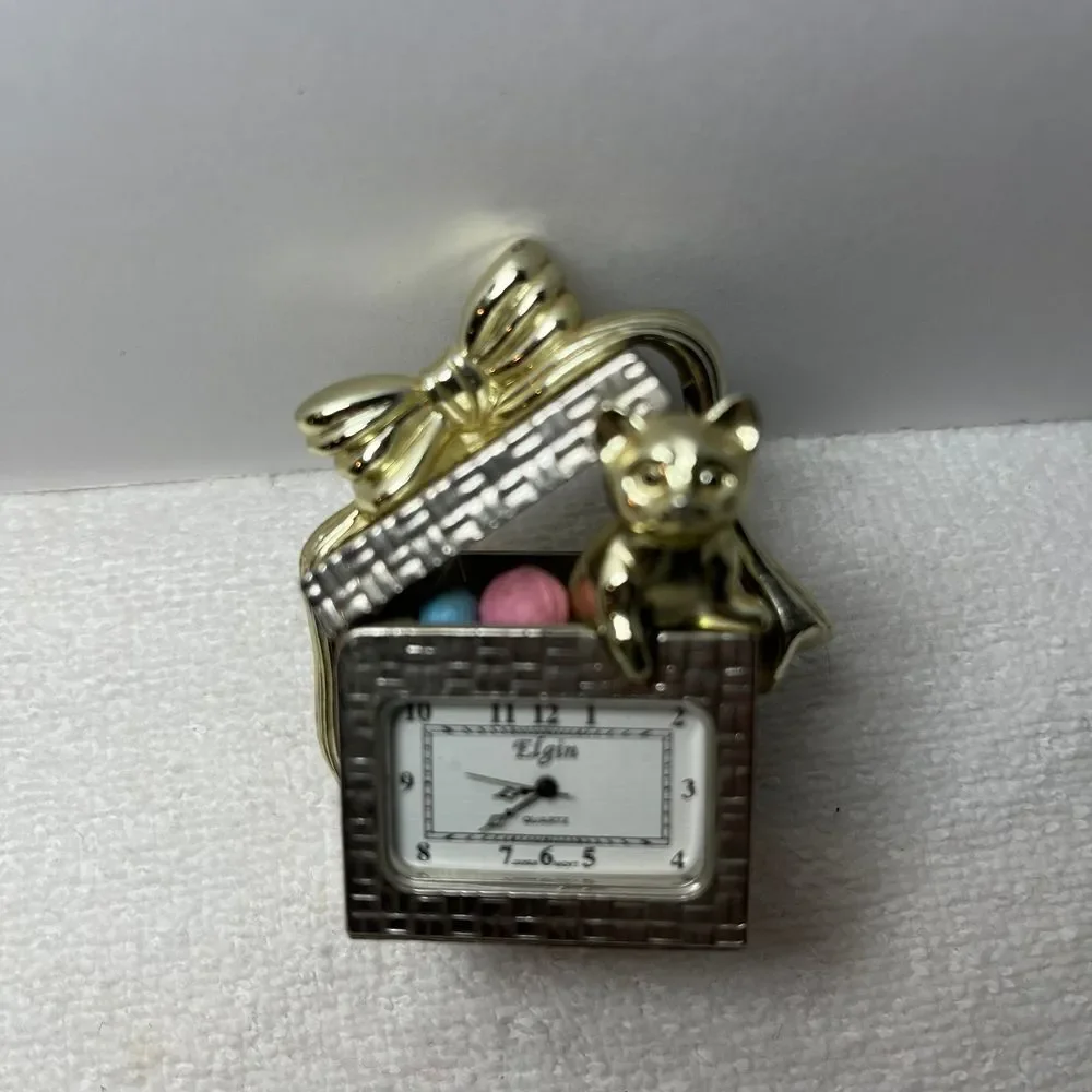Elgin Clock kitty present‎ yarn paperweight